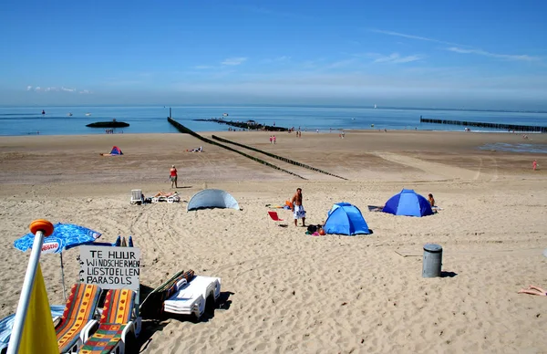 Nordsjön och strandliv i Westkapelle — Stockfoto