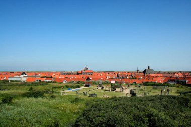 Hollanda, Hollanda, Flamanca, Zeeland, Westkapelle, Kum tepelerini ve Köyü üzerinden Temmuz 2017:over görünüm