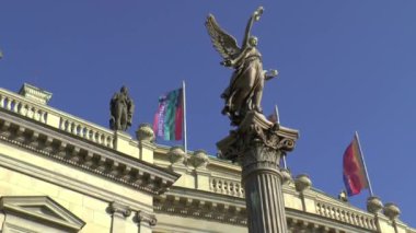 Rudolfinum Konser Salonunun Önündeki Heykel
