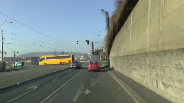 Auto Die Overdag Weg Rijden Uitzicht Vanuit Het Busvenster — Stockvideo