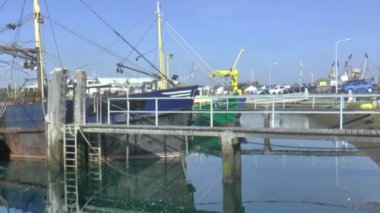 YERSEKE, NETHERLANDS - AĞUSTOS 2017: Midye tüketimini desteklemek için Yerseke Limanı 'nda bayram günü