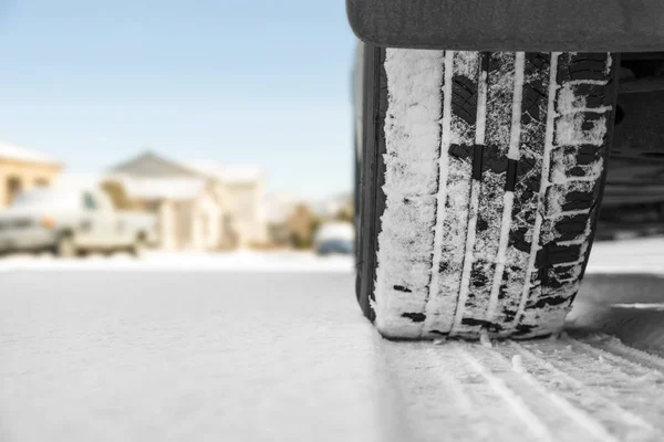Neumático del coche en nieve — Foto de Stock