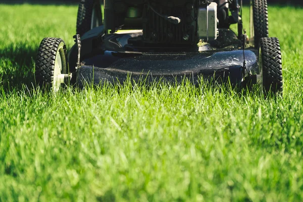 Tondeuse à gazon sur herbe verte — Photo