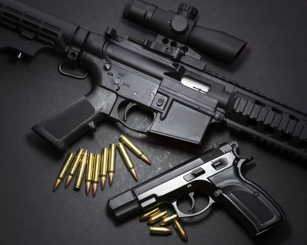 ライフルと拳銃 — ストック写真