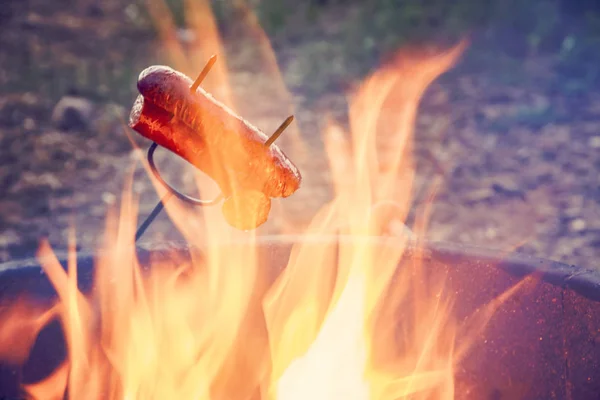 Wurst am Lagerfeuer zubereiten — Stockfoto