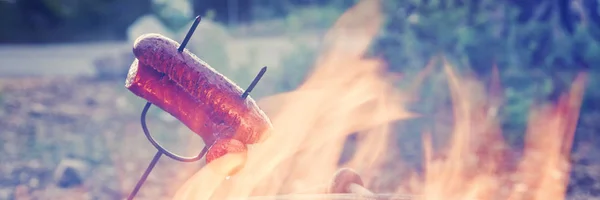 Preparación de salchichas en fuego de campamento — Foto de Stock