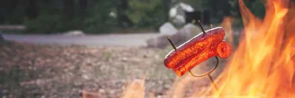 Preparación de salchichas en fuego de campamento — Foto de Stock