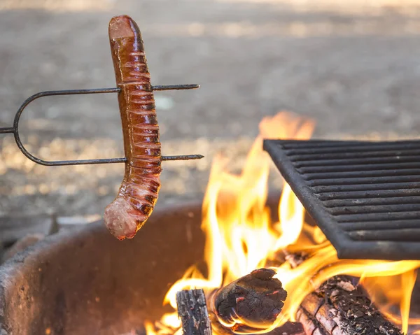 Förbereda camping middag — Stockfoto