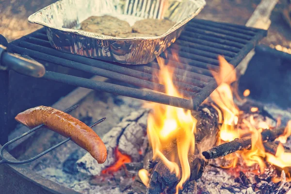 Förbereda camping middag — Stockfoto