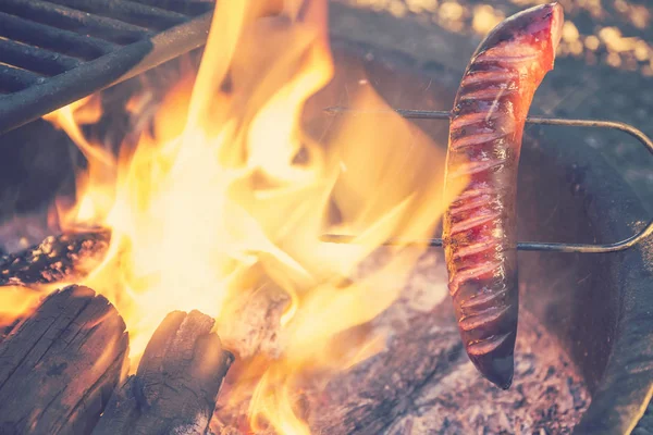 Förbereda camping middag — Stockfoto