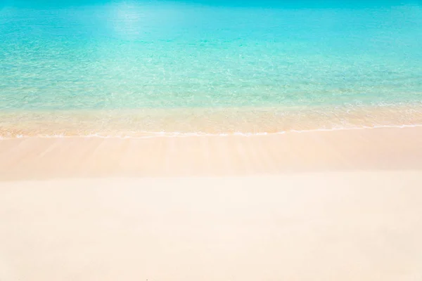 Playa Tropical Con Aguas Turquesas —  Fotos de Stock