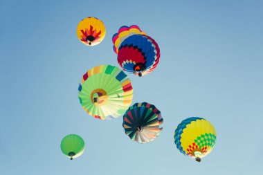 Sıcak hava balonu çok renkli