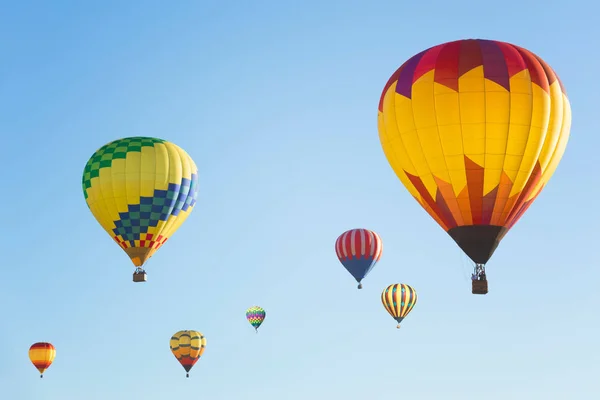 Multi gekleurde hete lucht ballonnen — Stockfoto