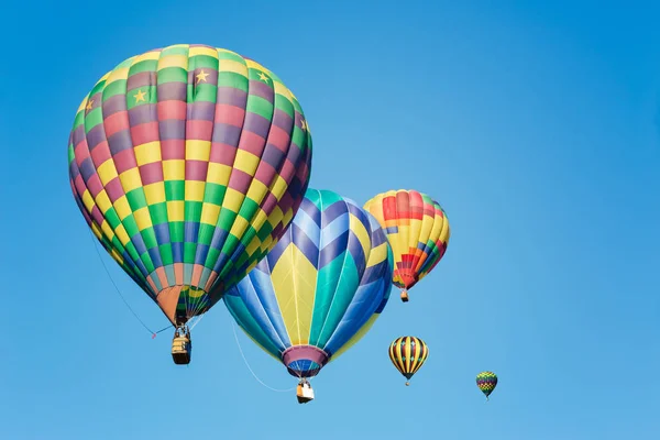 Multi gekleurde hete lucht ballonnen — Stockfoto