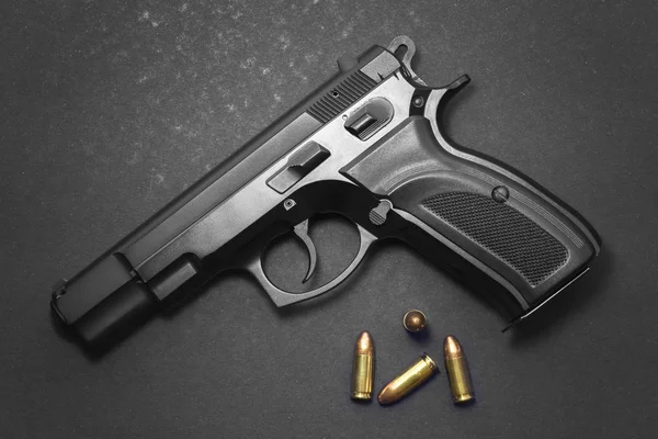 Pistola Con Munición Sobre Fondo Oscuro — Foto de Stock