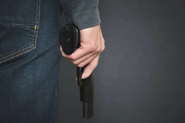 Mão Homem Segurando Arma Sobre Fundo Escuro — Fotografia de Stock