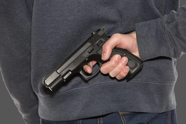 Beväpnad Person Som Håller Pistol Klädd Mörkblå Jeans Och Hoodie — Stockfoto