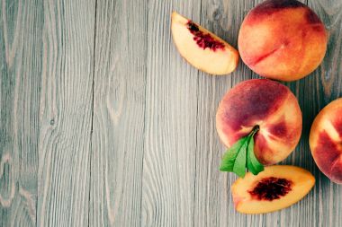 Şeftali ahşap zemin üzerinde