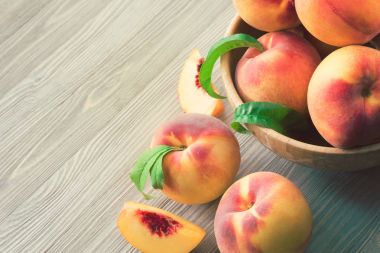 Şeftali ahşap zemin üzerinde