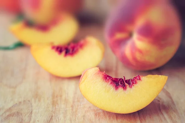 Персики на деревянном фоне — стоковое фото