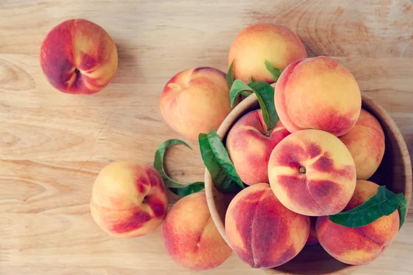 Персики на деревянном фоне — стоковое фото