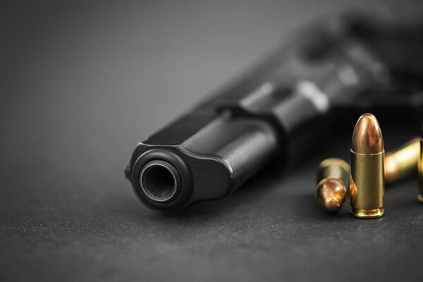 Пистолет с боеприпасами
