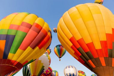 Mavi gökyüzünde uçan çok renkli sıcak hava balonu