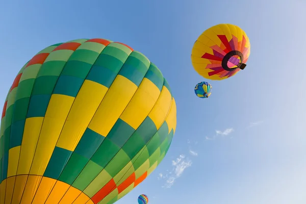 Multi Gekleurde Hete Lucht Ballon Vliegen Blauwe Lucht — Stockfoto