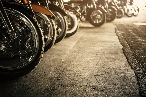 Motocicletas estacionadas en fila —  Fotos de Stock