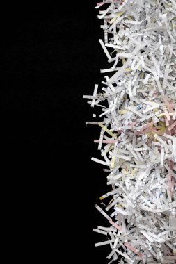 Siyah arka plan üzerine rendelenmiş belgeleri 