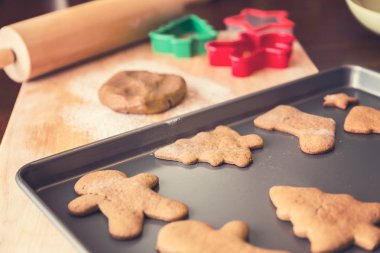 Gingerbread tatil kurabiye ile fırın tepsisi 