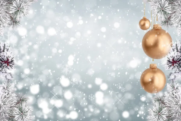 Sfondo Natalizio Con Ornamenti Dorati Neve Che Cade — Foto Stock