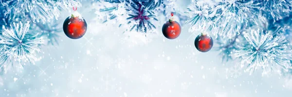 Χριστουγεννιάτικο Φόντο Κόκκινα Στολίδια Και Χιόνι Που Υπάγονται — Φωτογραφία Αρχείου