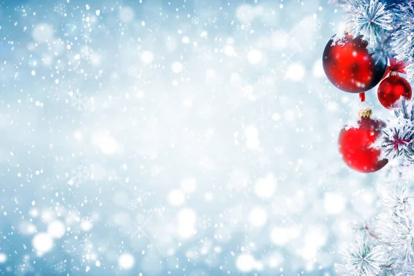 Χριστουγεννιάτικο Φόντο Κόκκινα Στολίδια Και Χιόνι Που Υπάγονται — Φωτογραφία Αρχείου