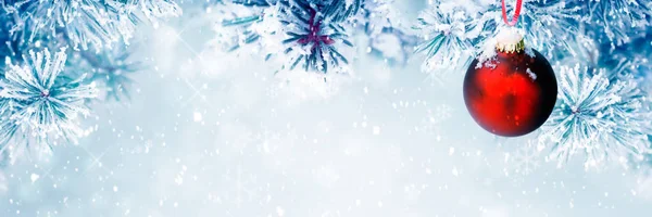 Fundo Natal Com Ornamentos Vermelhos Neve Caindo — Fotografia de Stock