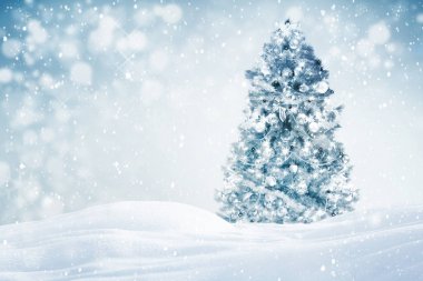 Süslenen Noel ağacı kar arka plan açık havada düşüyor 