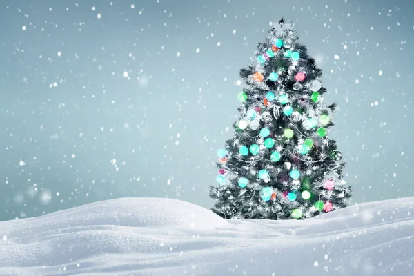 Διακοσμημένο Χριστουγεννιάτικο Δέντρο Εξωτερικούς Χώρους Πέφτει Χιόνι Υπόβαθρο — Φωτογραφία Αρχείου