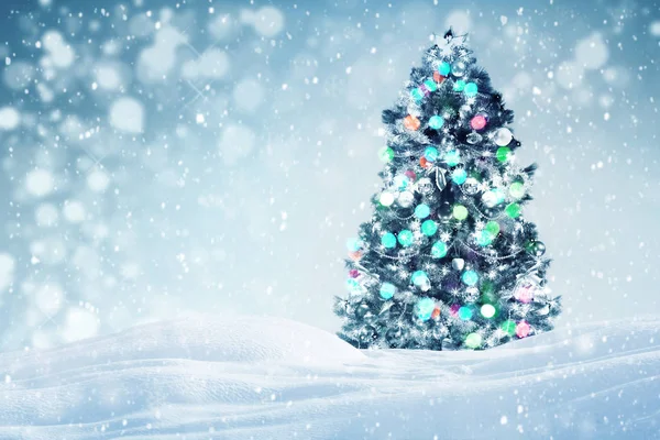 Geschmückter Weihnachtsbaum Freien Fallender Schnee Hintergrund — Stockfoto