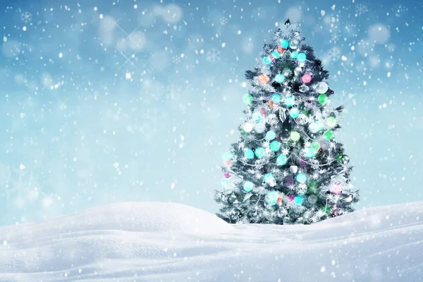 Geschmückter Weihnachtsbaum Freien Fallender Schnee Hintergrund — Stockfoto