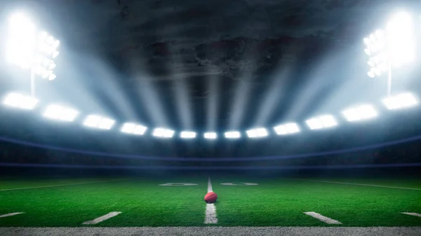 スタジアムのライトに照らされたアメリカン フットボール フィールド — ストック写真