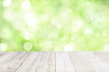 Yeşil bahçe arka plan bulanık ahşap güverte 