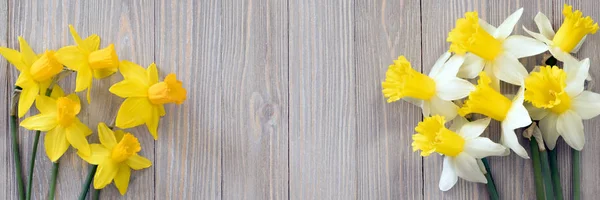 Flores Narcisos Sobre Fondo Madera —  Fotos de Stock