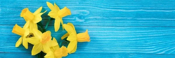 Buquê Daffodils Mesa Madeira Azul — Fotografia de Stock