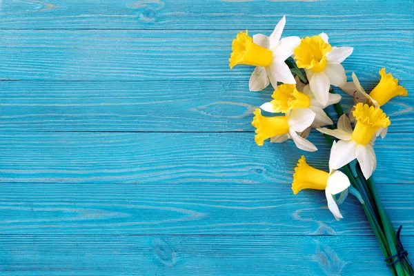 Ramo Narcisos Sobre Mesa Madera Azul — Foto de Stock