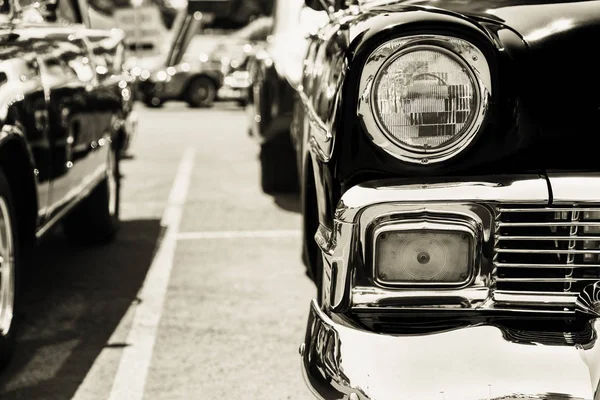 古典的な車のヘッドライトのクローズ アップ — ストック写真