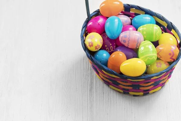 Velikonoční Vejce Košíku Bílém Pozadí Dřevěná — Stock fotografie