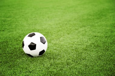 Yeşil çimlerde futbol topu