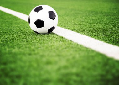 Yeşil çimlerde futbol topu