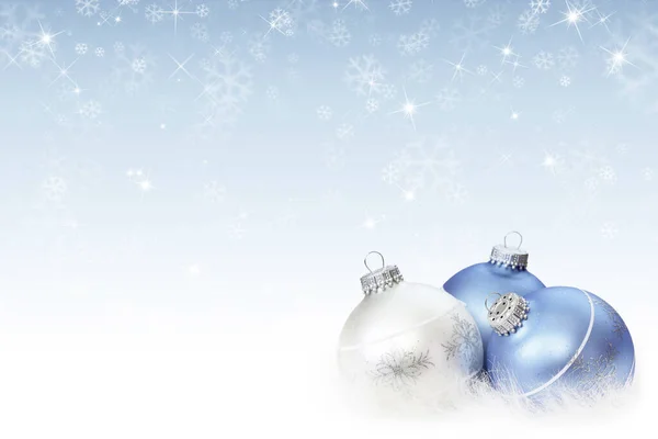 ボールと雪の空のクリスマスの背景 — ストック写真