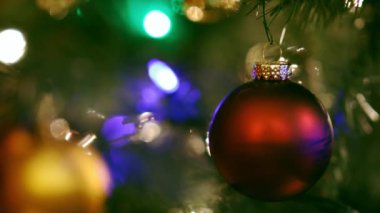 Renkli ışıklarla süslenmiş Noel ağacı süsleri